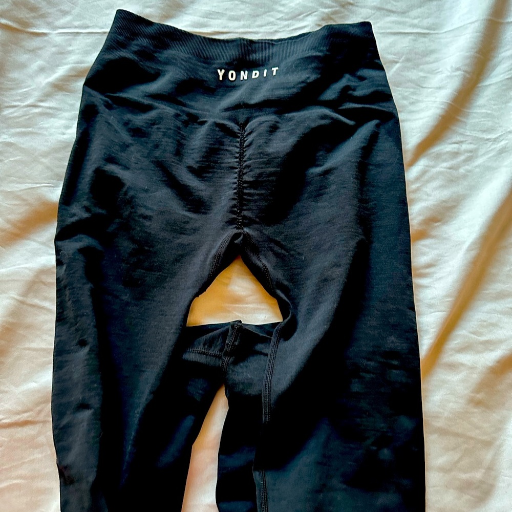YONDIT black, scrunchie butt, full length leggings, size medium. New W/O tags